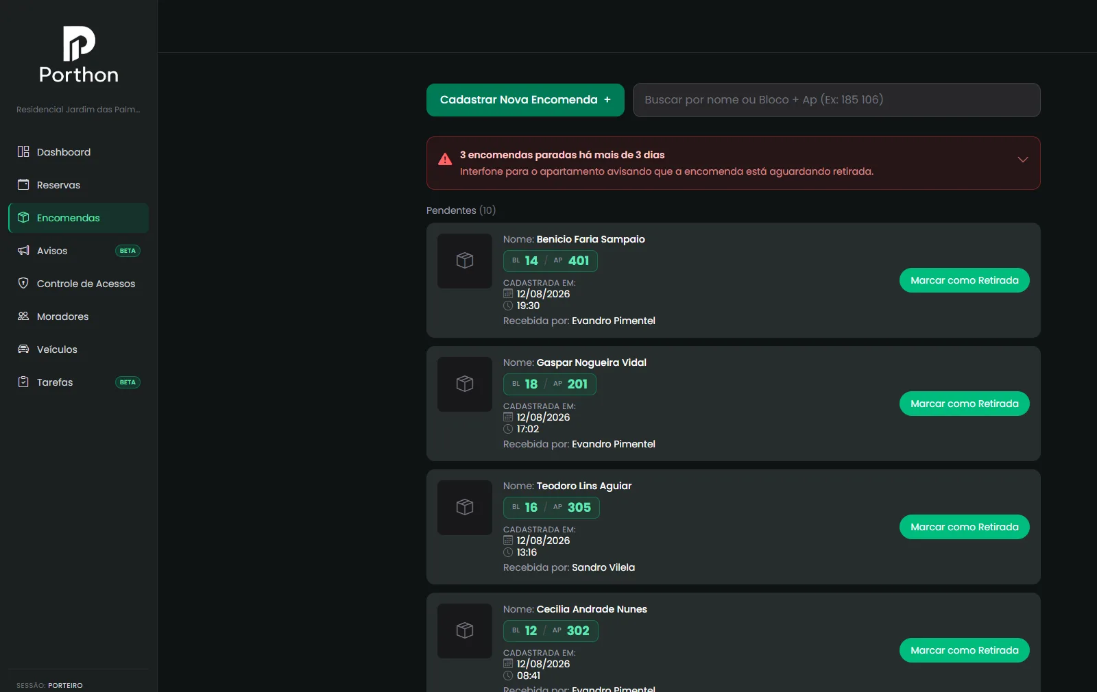 Lista de encomendas do Porthon com dez pacotes pendentes, cada um com nome do morador, bloco e apartamento, e um aviso em vermelho no topo de três encomendas paradas há mais de três dias
